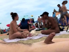 un-homme-sur-une-plage-naturiste-ejacule
